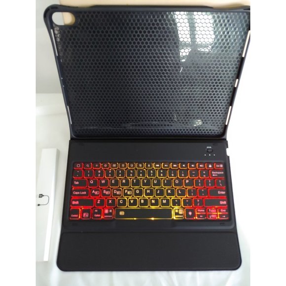 iPad Pro 3rd Gen 2018  Bluetooth Keyboar - Picture 1 of 6